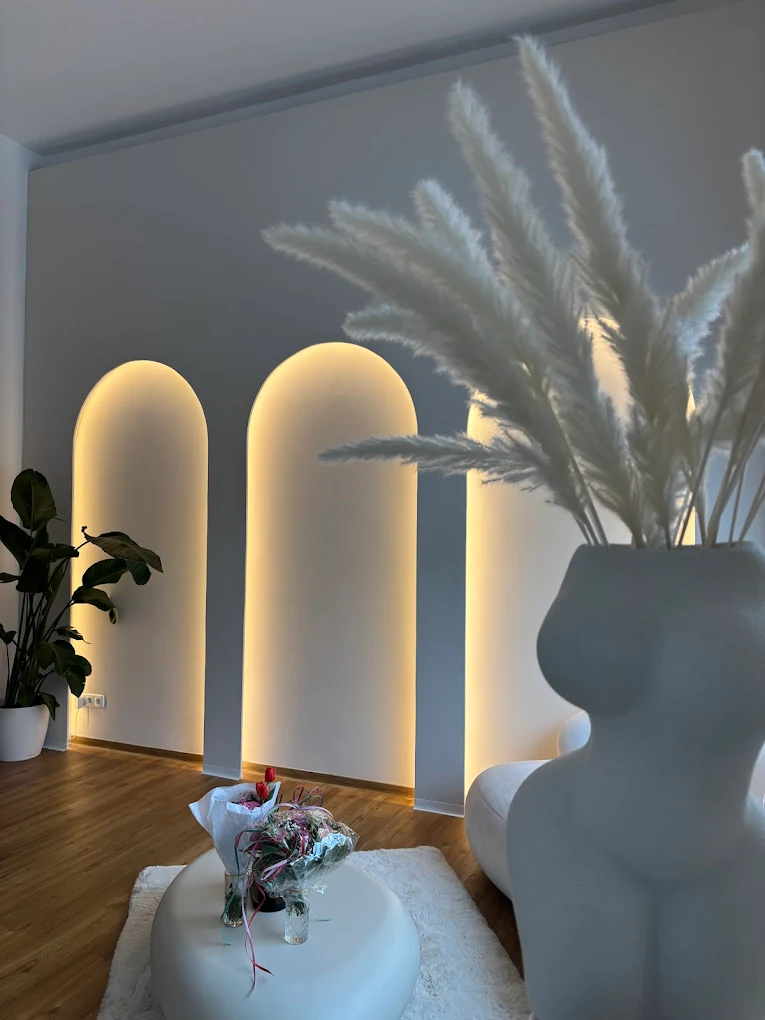 Das BODYSHAPE Studio in Hamburg mit warm beleuchteten Bögen und ruhiger Atmosphäre